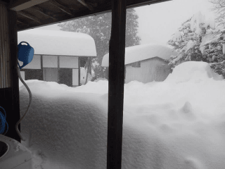 何年か前の大雪の日の朝、積雪90センチ。今日は仕事を休んで雪かき