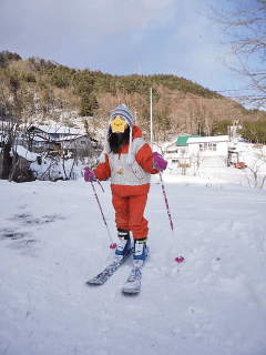 雪が積もったのでお庭でスキー