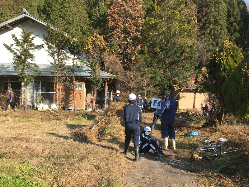写真｜７年生 空き家の片付け作業