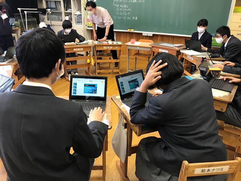 写真｜ICTを使って総合学習の学びを進める子ども達