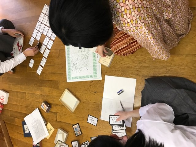 写真｜総合学習の時間に他地域の地域かるたの分析する子どもたち