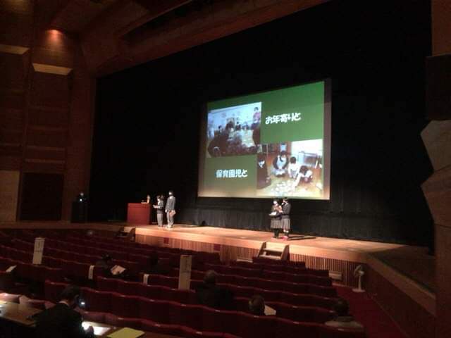 写真｜大町市の助成金報告会で舞台発表する子どもたち