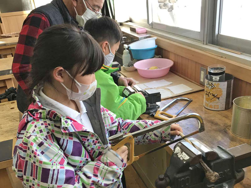 写真｜角を加工する児童