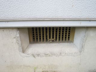 写真：床下換気口