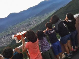 写真：鷹狩山展望台で北アルプスに向かって叫ぶ子どもたち