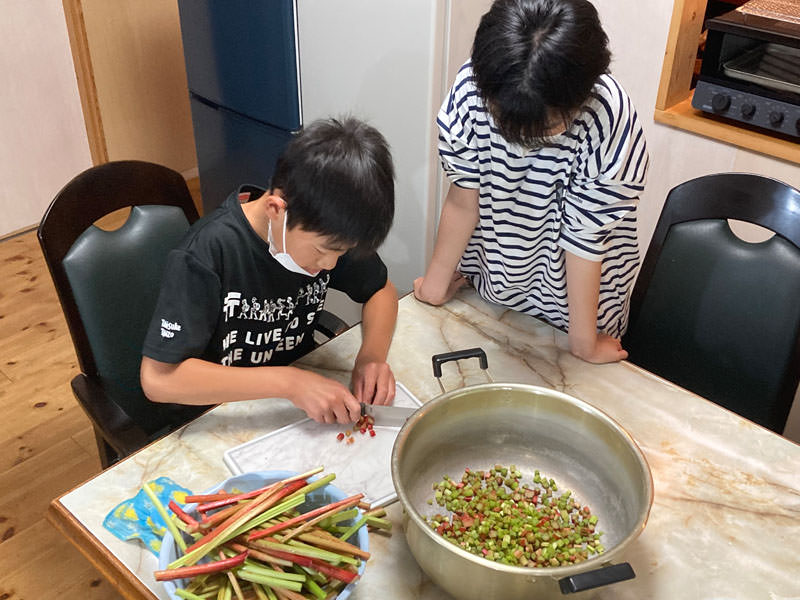 写真｜角を加工する児童